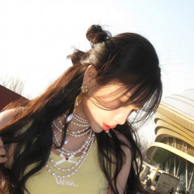 抽象画中的越南少女